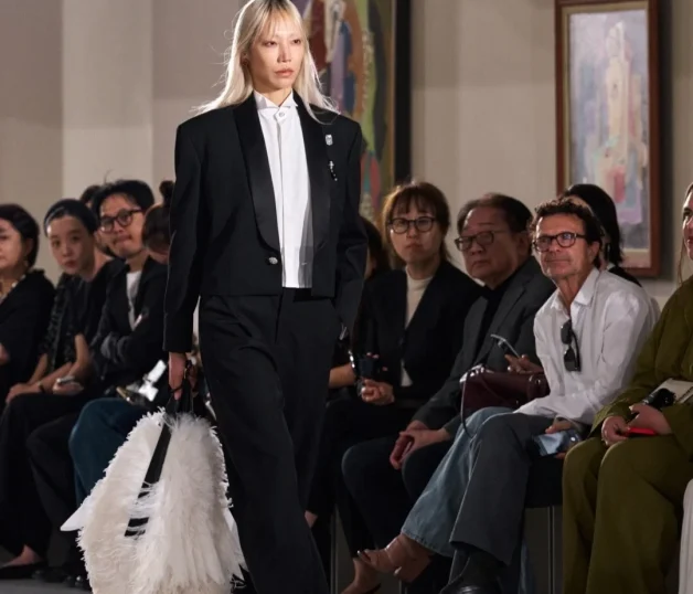 Éventail en plumes d'autruche et organdi réalisé pour la collection Chanel Métiers d'art automne-hiver 2025-2026, porté par le mannequin Soo Joo Park lors du défilé à Séoul © Chanel