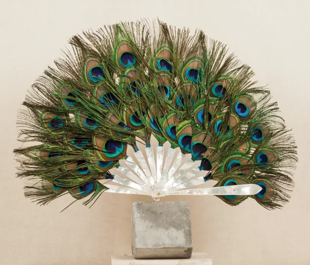 Eventail Triple Paon, constitué de trois rangées de plumes de paon et d'une monture en nacre blanche © Andy Julia