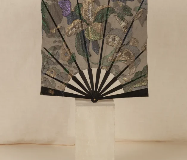 Éventail Carré, dit Mouchoir, feuille en lurex de soie fleuri et monture en ébène © Andy Julia