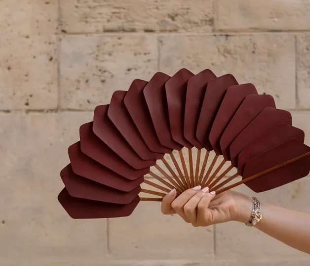 Eventail Palmettes en cuir cerise © Laurène Bouaziz