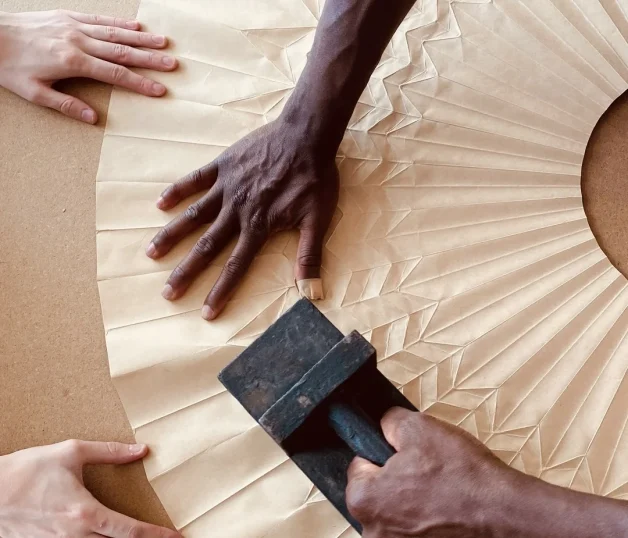 Dans les ateliers de la Maison Lognon, pour les éventails Marvin M'Toumo x Maison Lognon x Duvelleroy, 2023 © Duvelleroy