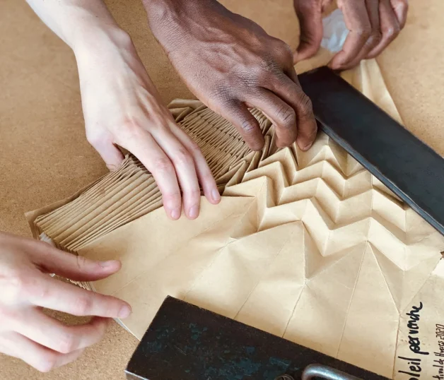 Dans les ateliers de la Maison Lognon, pour les éventails Marvin M'Toumo x Maison Lognon x Duvelleroy, 2023 © Duvelleroy