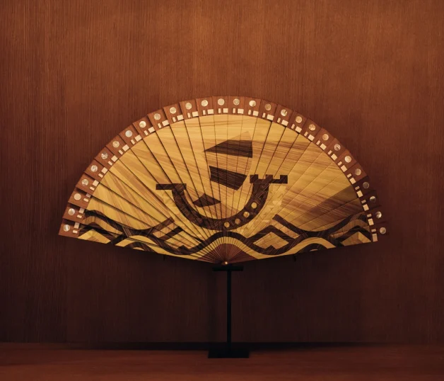 Éventail en marqueterie de paille réalisé pour le Mandarin Oriental Lutetia Paris, 2025 © Agence Pancake