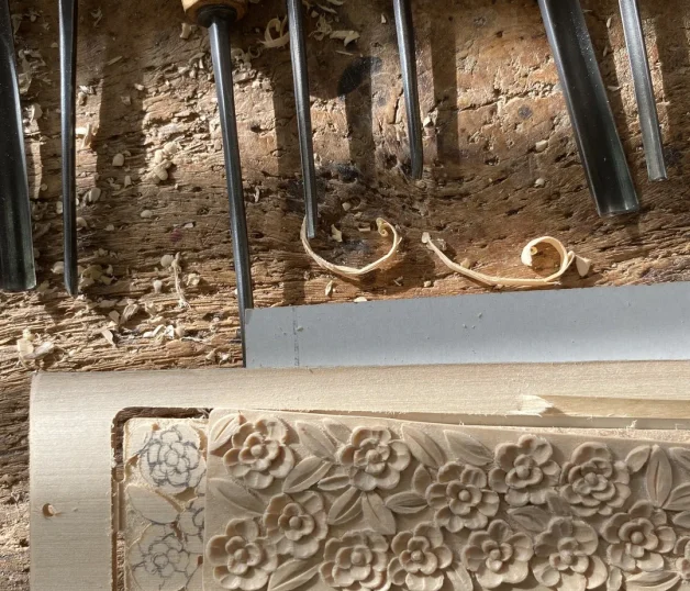 Dans l'atelier du sculpteur Pascal Arlot pour la réalisation des panaches de l'éventail commandé par Mandarin Oriental Kuala Lumpur en 2024 © Eloïse Gilles pour Duvelleroy