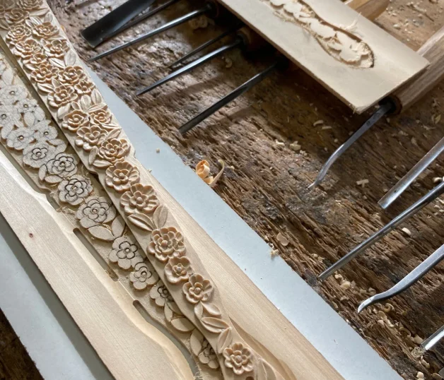 Dans l'atelier du sculpteur Pascal Arlot pour la réalisation des panaches de l'éventail commandé par Mandarin Oriental Kuala Lumpur en 2024 © Eloïse Gilles pour Duvelleroy