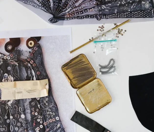Reproduction d'éventails brodés anciens Duvelleroy pour Balenciaga, 2025 © Mirsa
