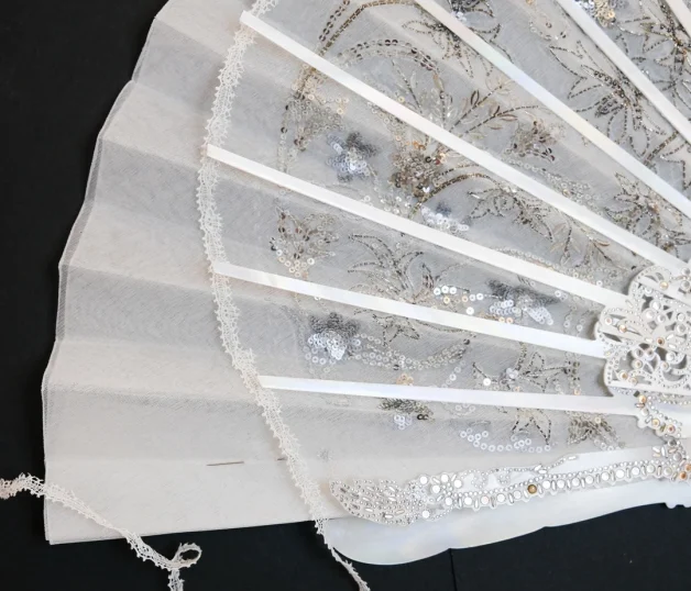 Reproduction d'éventails brodés anciens Duvelleroy pour Balenciaga, 2025 © Mirsa