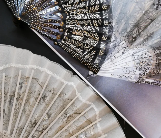 Reproduction d'éventails brodés anciens Duvelleroy pour Balenciaga, 2025 © Mirsa