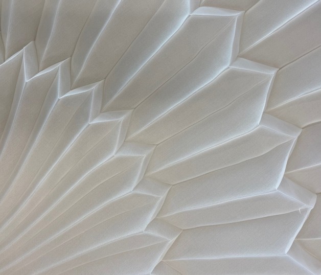 Feuille en organza plissée, développée dans le cadre de la collaboration avec l'artiste Marvin M'Toumo en 2023 © Duvelleroy