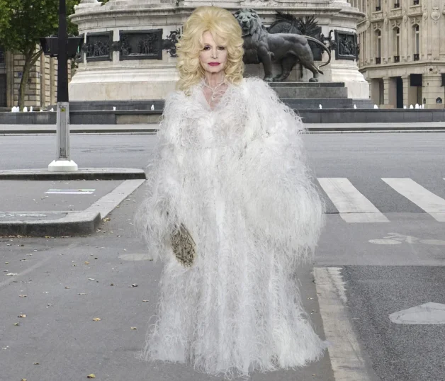 Look 33 de la 54e collection Balenciaga Couture, intégrant l'éventail Balenciaga Couture I Duvelleroy Les Fleurs d'Argent © Balenciaga