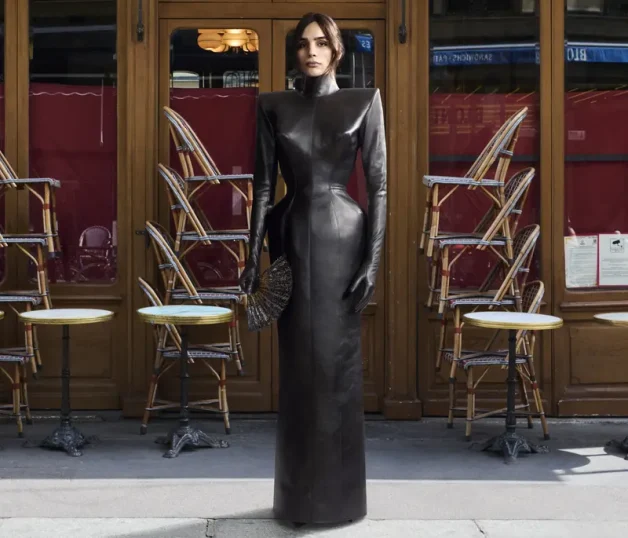 Look 32 de la 54e collection Balenciaga Couture, intégrant l'éventail Balenciaga Couture I Duvelleroy Pliable © Balenciaga