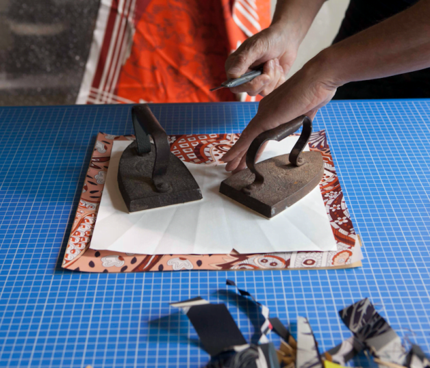 Projet d'éventails de forme Mouchoir en cours de réalisation dans l'atelier de l'éventailliste, pour Hermès, 2018 © Bonjour Paris, Vasilisa Ganakova