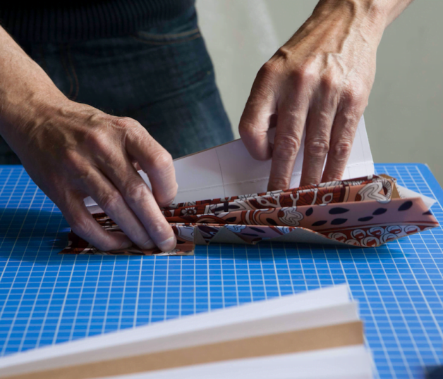 Projet d'éventails de forme Mouchoir en cours de réalisation dans l'atelier de l'éventailliste, pour Hermès, 2018 © Bonjour Paris, Vasilisa Ganakova