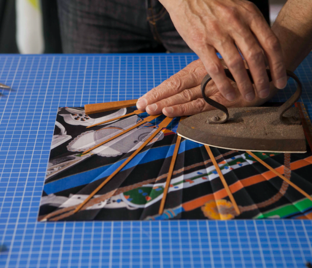 Projet d'éventails de forme Mouchoir en cours de réalisation dans l'atelier de l'éventailliste, pour Hermès, 2018 © Bonjour Paris, Vasilisa Ganakova