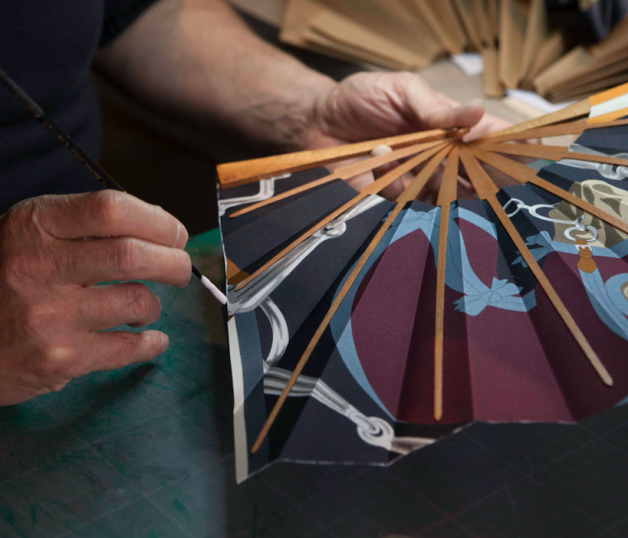 Projet d'éventails de forme Mouchoir en cours de réalisation dans l'atelier de l'éventailliste, pour Hermès, 2018 © Bonjour Paris, Vasilisa Ganakova