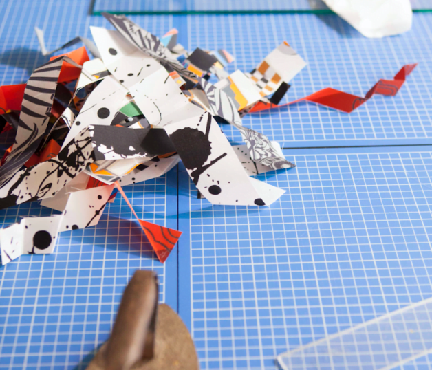 Projet d'éventails de forme Mouchoir en cours de réalisation dans l'atelier de l'éventailliste, pour Hermès, 2018 © Bonjour Paris, Vasilisa Ganakova
