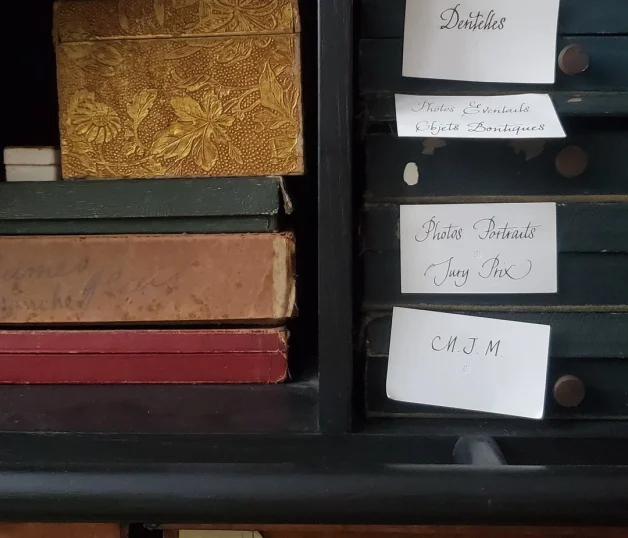 Ensemble de boîtes d'archives faisant partie du « Fonds Duvelleroy », longtemps conservées par Michel Maignan et aujourd'hui propriété de la Maison contemporaine © Duvelleroy