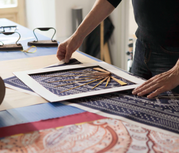 Projet d'éventails de forme Mouchoir en cours de réalisation dans l'atelier de l'éventailliste, pour Hermès, 2018 © Bonjour Paris, Vasilisa Ganakova